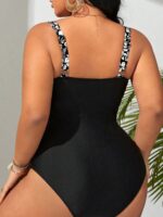 Maiô plus size Tatiana com alças largas, blocos de cores e detalhes franzidos. Ideal para realçar as curvas com elegância e conforto na praia ou piscina.