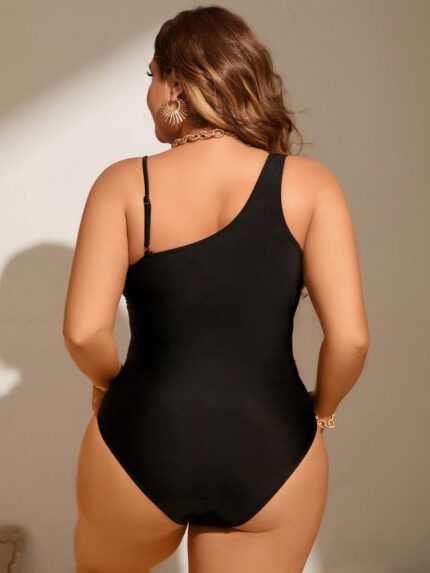 Maiô plus size Camila com mesh e design assimétrico, alças grossas e tecido enrugado. Visual elegante para praia ou piscina.
