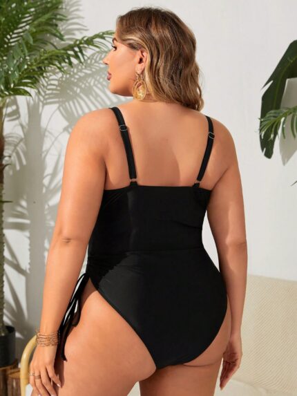 Maiô plus size Mariana com detalhes vazados nas laterais, anel decorativo e ajuste de cordão. Ideal para um look sofisticado na praia ou piscina.