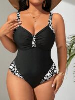 Maiô plus size Tatiana com alças largas, blocos de cores e detalhes franzidos. Ideal para realçar as curvas com elegância e conforto na praia ou piscina.