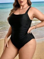 Maiô plus size Elisa, em cor sólida com alças espaguete e detalhes de ziguezague. Cintura alta e ajuste confortável, ideal para estilo na moda praia.