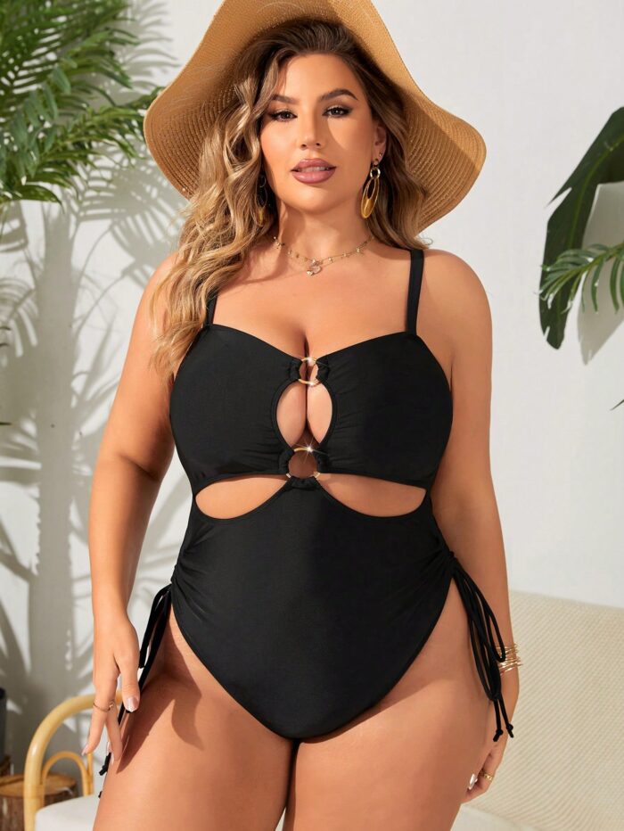 Maiô plus size Mariana com detalhes vazados nas laterais, anel decorativo e ajuste de cordão. Ideal para um look sofisticado na praia ou piscina.