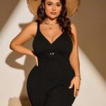 Maiô plus size Bianca com alças espaguete, detalhes em anel e textura enrugada. Perfeito para um visual boho, confortável e estiloso na praia ou piscina.