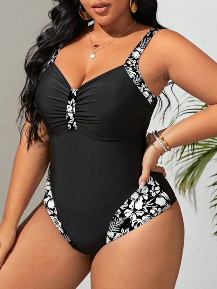 Maiô plus size Tatiana com alças largas, blocos de cores e detalhes franzidos. Ideal para realçar as curvas com elegância e conforto na praia ou piscina.