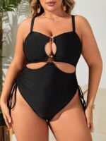Maiô plus size Mariana com detalhes vazados nas laterais, anel decorativo e ajuste de cordão. Ideal para um look sofisticado na praia ou piscina.