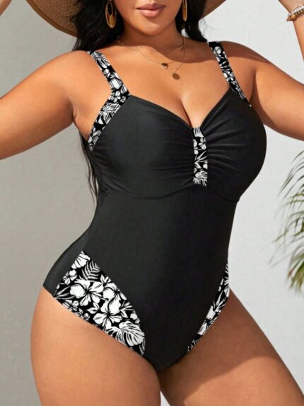 Maiô plus size Tatiana com alças largas, blocos de cores e detalhes franzidos. Ideal para realçar as curvas com elegância e conforto na praia ou piscina.