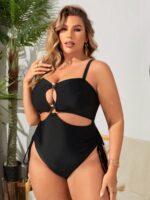 Maiô plus size Mariana com detalhes vazados nas laterais, anel decorativo e ajuste de cordão. Ideal para um look sofisticado na praia ou piscina.