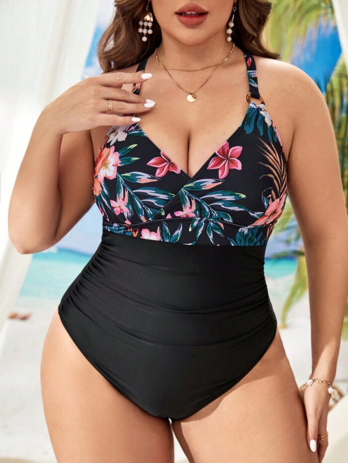 Maiô plus size com estampa tropical e alças tomara que caia, modelo push-up com detalhes em ziguezague, ideal para dias de verão.