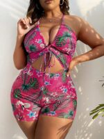 Maiô Plus Size com estampa tropical em pink, recorte vazado, amarração frontal e decote profundo. Ideal para praia e piscina, com ajuste perfeito.