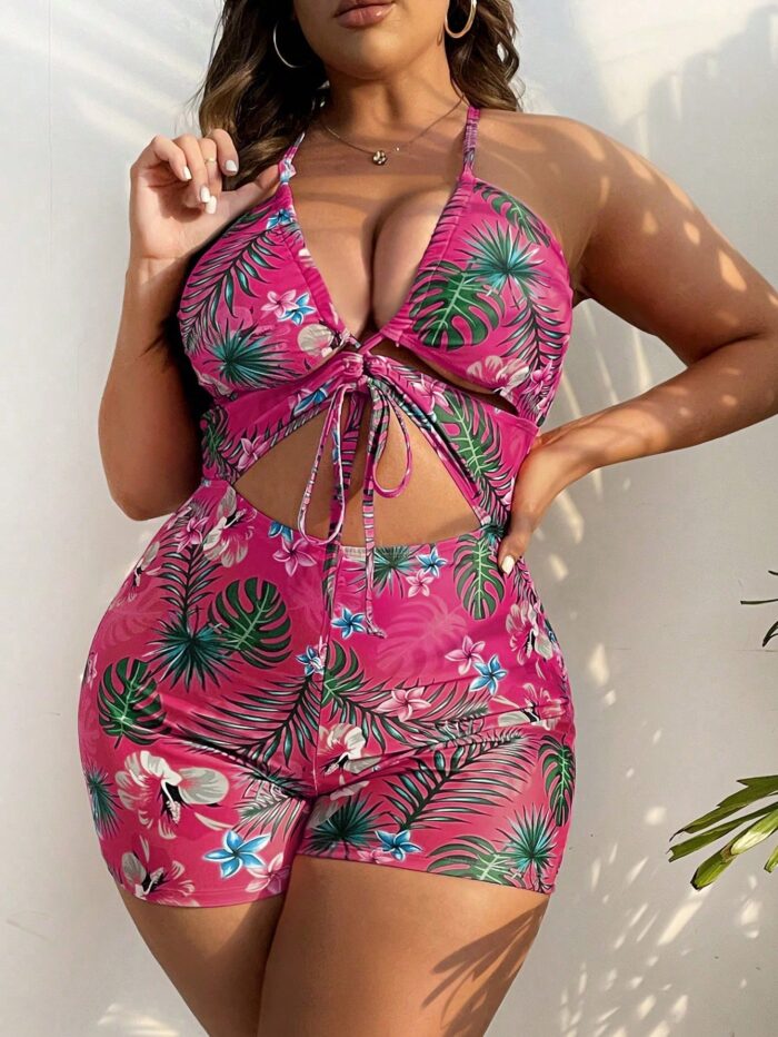 Maiô Plus Size com estampa tropical em pink, recorte vazado, amarração frontal e decote profundo. Ideal para praia e piscina, com ajuste perfeito.