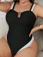 Maiô Plus Size plissado com bloco de cores e reforço no busto. Ideal para praia, oferece conforto, segurança e elegância para valorizar as curvas.