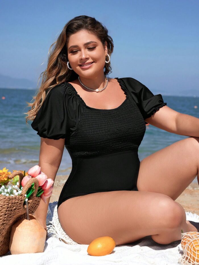 Maiô plus size Julia com gola quadrada, mangas bufantes e babados. Ideal para um visual refinado e confortável na praia ou à beira da piscina.