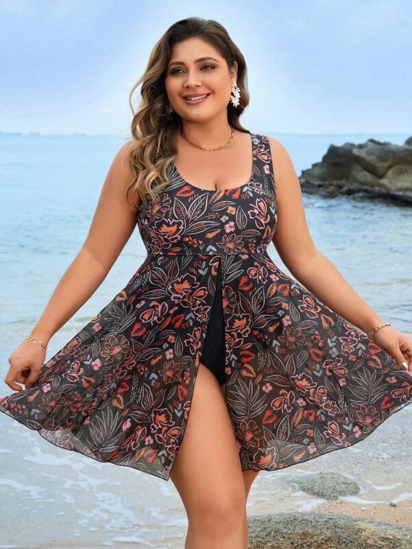 Maiô Plus Size com estampa floral vibrante, cintura alta e alças grossas. Ideal para dias de férias, combinando conforto e estilo boho.