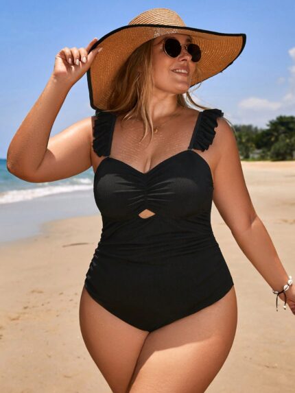 Maiô Plus Size tomara que caia com babados e recortes. Design elegante e tecido elástico garantem conforto e estilo para momentos de lazer.