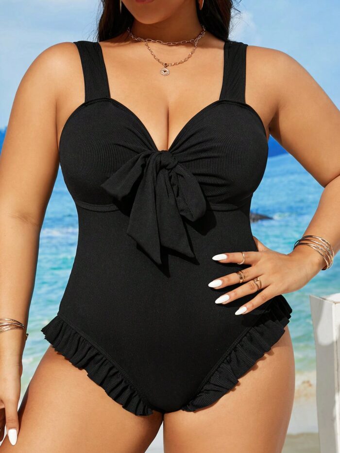 Maiô Plus Size sólido, feminino, com babados, nó e plissados. Decote profundo e cintura alta, perfeito para um visual elegante e casual.
