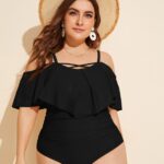 Maiô Plus Size liso com babado e detalhes plissados. Alças finas e design sem armação garantem conforto e charme à beira-mar ou na piscina.