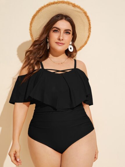 Maiô Plus Size liso com babado e detalhes plissados. Alças finas e design sem armação garantem conforto e charme à beira-mar ou na piscina.