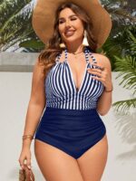 Maiô monokini plus size Vanessa, listrado azul marinho com decote V e costas nuas. Ideal para um visual descontraído e moderno na praia ou piscina.