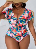 Maiô plus size Alice com estampa colorida, mangas babadas e decote profundo. Ideal para férias com estilo e conforto à beira-mar.