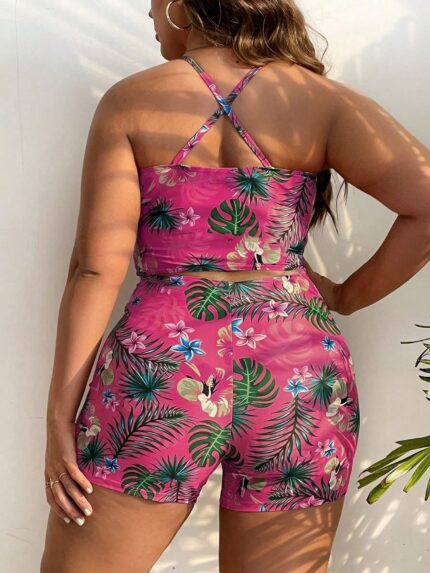 Maiô Plus Size com estampa tropical em pink, recorte vazado, amarração frontal e decote profundo. Ideal para praia e piscina, com ajuste perfeito.