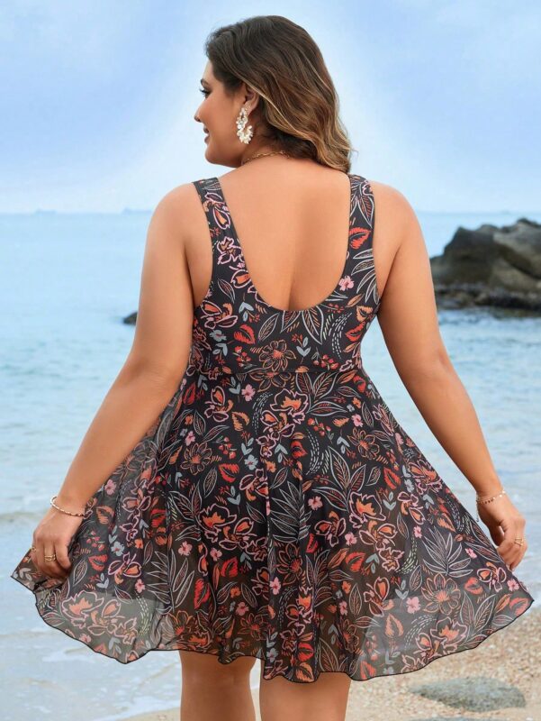Maiô Plus Size com estampa floral vibrante, cintura alta e alças grossas. Ideal para dias de férias, combinando conforto e estilo boho.