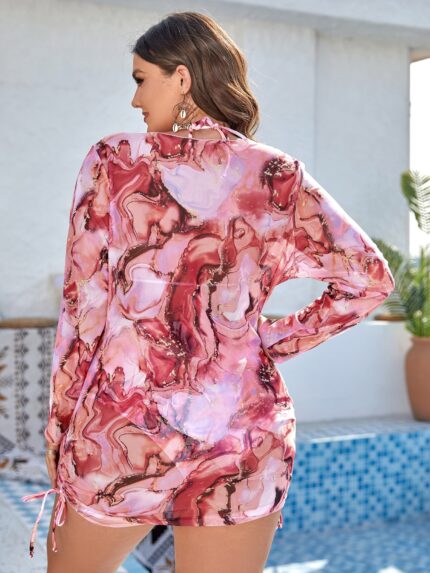 Conjunto Plus Size estampa mármore com biquíni cintura alta, top ajustável e quimono. Ideal para férias, combina conforto e elegância.