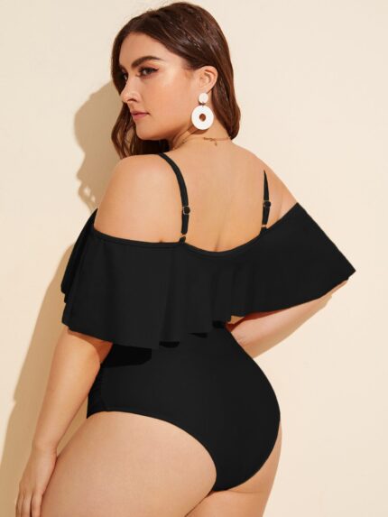 Maiô Plus Size liso com babado e detalhes plissados. Alças finas e design sem armação garantem conforto e charme à beira-mar ou na piscina.