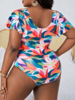 Maiô plus size Alice com estampa colorida, mangas babadas e decote profundo. Ideal para férias com estilo e conforto à beira-mar.