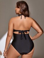 Maiô Plus Size Halter com malha de contraste, design frente-única e amarração nas costas. Ideal para um look sensual e confortável na praia.