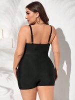 Maiô plus size Beatriz com design tomara que caia, alças grossas e alta elasticidade. Perfeito para um visual moderno e confortável na praia.