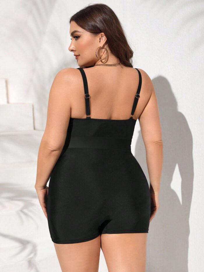 Maiô plus size Beatriz com design tomara que caia, alças grossas e alta elasticidade. Perfeito para um visual moderno e confortável na praia.