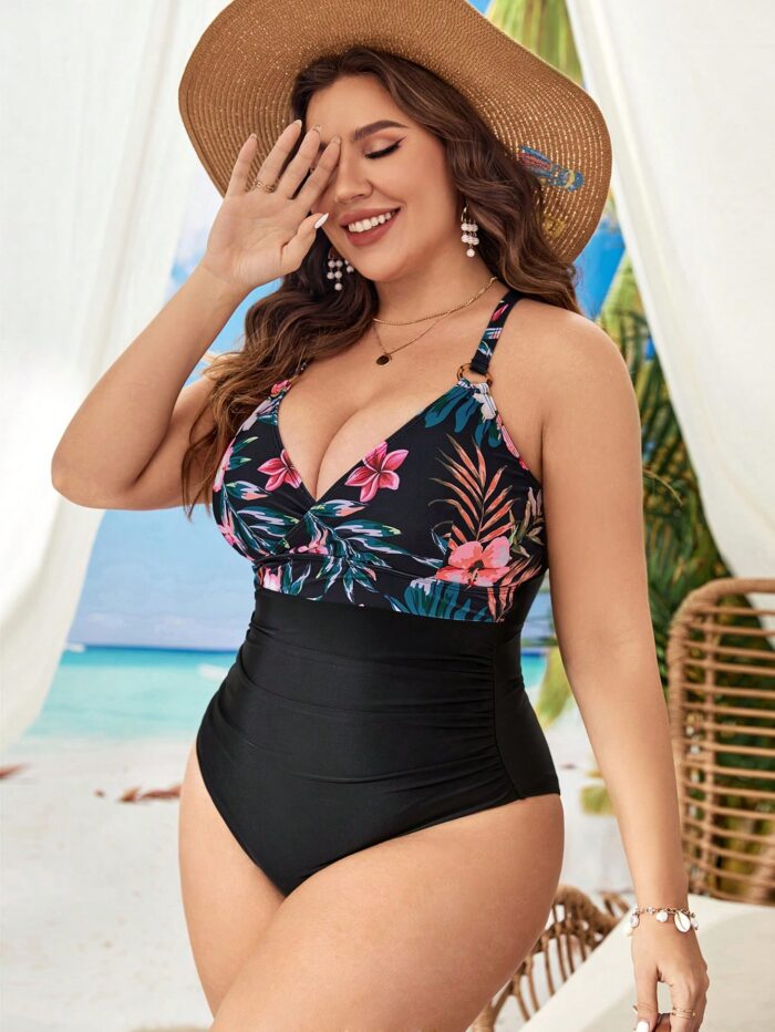 Maiô plus size com estampa tropical e alças tomara que caia, modelo push-up com detalhes em ziguezague, ideal para dias de verão.