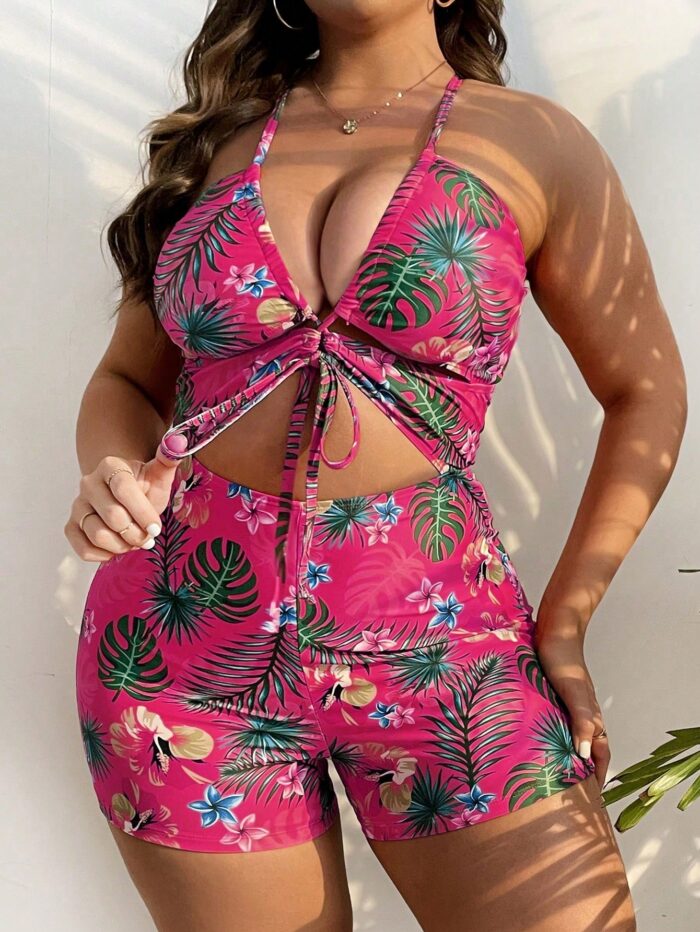 Maiô Plus Size com estampa tropical em pink, recorte vazado, amarração frontal e decote profundo. Ideal para praia e piscina, com ajuste perfeito.