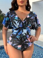 Maiô plus size Ana, estampa de coco, manga curta e costas nuas. Ajuste confortável com tecido de elasticidade média, perfeito para dias de sol.