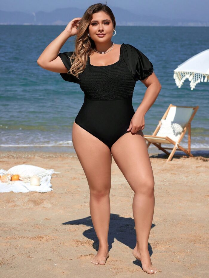 Maiô plus size Julia com gola quadrada, mangas bufantes e babados. Ideal para um visual refinado e confortável na praia ou à beira da piscina.