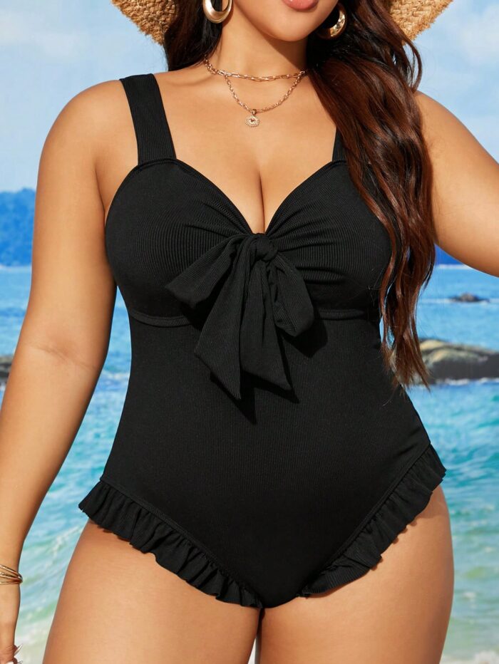 Maiô Plus Size sólido, feminino, com babados, nó e plissados. Decote profundo e cintura alta, perfeito para um visual elegante e casual.