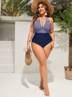 Maiô monokini plus size Vanessa, listrado azul marinho com decote V e costas nuas. Ideal para um visual descontraído e moderno na praia ou piscina.