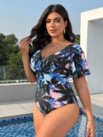 Maiô plus size Ana, estampa de coco, manga curta e costas nuas. Ajuste confortável com tecido de elasticidade média, perfeito para dias de sol.