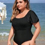 Maiô plus size Julia com gola quadrada, mangas bufantes e babados. Ideal para um visual refinado e confortável na praia ou à beira da piscina.