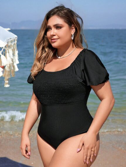 Maiô plus size Julia com gola quadrada, mangas bufantes e babados. Ideal para um visual refinado e confortável na praia ou à beira da piscina.