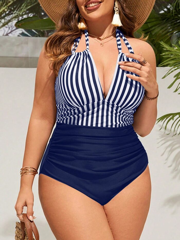 Maiô monokini plus size Vanessa, listrado azul marinho com decote V e costas nuas. Ideal para um visual descontraído e moderno na praia ou piscina.