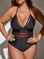 Maiô Plus Size Halter com malha de contraste, design frente-única e amarração nas costas. Ideal para um look sensual e confortável na praia.