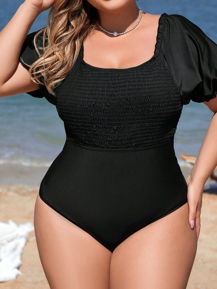 Maiô plus size Julia com gola quadrada, mangas bufantes e babados. Ideal para um visual refinado e confortável na praia ou à beira da piscina.