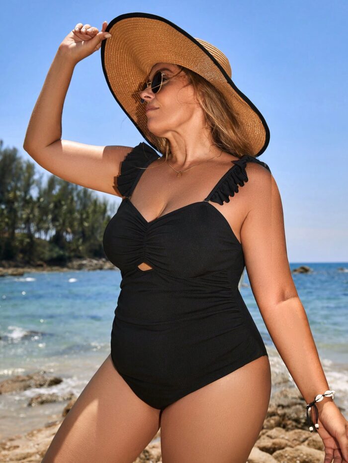 Maiô Plus Size tomara que caia com babados e recortes. Design elegante e tecido elástico garantem conforto e estilo para momentos de lazer.