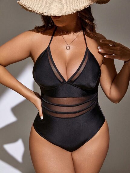 Maiô Plus Size Halter com malha de contraste, design frente-única e amarração nas costas. Ideal para um look sensual e confortável na praia.