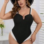 Maiô Plus Size plissado com bloco de cores e reforço no busto. Ideal para praia, oferece conforto, segurança e elegância para valorizar as curvas.