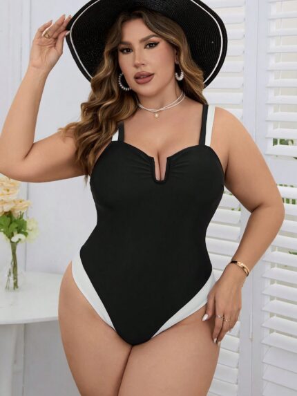 Maiô Plus Size plissado com bloco de cores e reforço no busto. Ideal para praia, oferece conforto, segurança e elegância para valorizar as curvas.