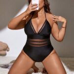 Maiô Plus Size Halter com malha de contraste, design frente-única e amarração nas costas. Ideal para um look sensual e confortável na praia.