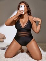 Maiô Plus Size Halter com malha de contraste, design frente-única e amarração nas costas. Ideal para um look sensual e confortável na praia.