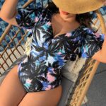 Maiô plus size Ana, estampa de coco, manga curta e costas nuas. Ajuste confortável com tecido de elasticidade média, perfeito para dias de sol.